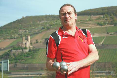 Der Pétanque-Bundestrainer und Oberdiebacher Stefan Deuer am Rheinufer. Foto: Christine Tscherner  Foto: Christine Tscherner
