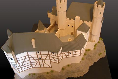Dieses Modell der Burg Rheinstein wurde Burgherr Marcus Hecher als Dauerleihgabe übergeben. Gezeigt wird sie im H0-Maßstab 1:87, wie sie im 16. Jahrhundert vermutlich aussah. Foto: Hecher