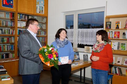 Susanne Dory (rechts), die bisherigen Leiterin der Bücherei mit   Nachfolgerin Daniela Hintze. Foto: Ev.-Öffentliche Bücherei