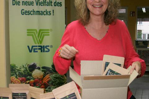 Iris Schwarz, Veris-Chefin aus Waldalgesheim, präsentiert Produkte aus ihrer Bio-Foodbox. Fleischlose Ernährung war schon für ihren Vater eine Selbstverständlichkeit. Foto: Christine Tscherner