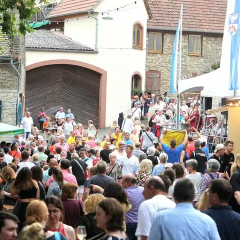 Durch den kilometerlangen Kellerweg schlendern, Freunde treffen, Wein und Schmankerl genießen, Musik erleben sowie das Angebot in den zahllosen Kellern goutieren: Das macht für die Besucher den besonderen Charme des Traditionsfestes aus.