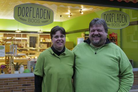 Ines Gottschalk und Klaus-Peter Boos vor ihrem Dorfladen in Hahnheim. Die Inflation hat die wirtschaftliche Situation des kleinen Geschäfts noch einmal spürbar verschärft.