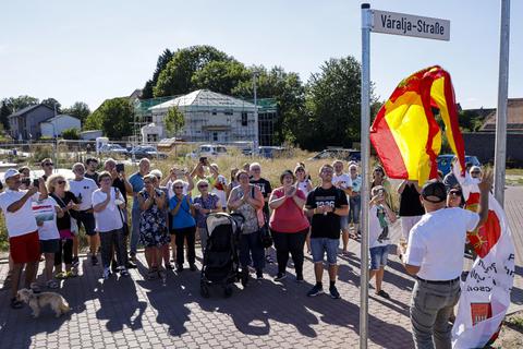 Im Hahnheimer Neubaugebiet wurde das Schild der Váralja-Straße unter den Augen zahlreicher Gäste enthüllt. Foto: hbz/Stefan Sämmer