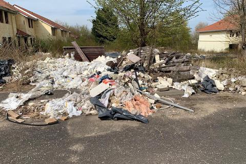 Unzählige solcher Müllhaufen, teilweise mit gesundheitsgefährdenden Stoffen belastet, befinden sich auf dem „Kuwaiti-Areal“ im Rhein-Selz-Park. Foto: VRM