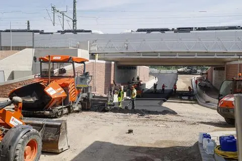 Am Donnerstag fanden in der neuen Bahnunterführung erste Asphaltarbeiten statt. In einem Monat, am 25. August, sollen die ersten Autos durch das fertige Bauwerk rollen.
