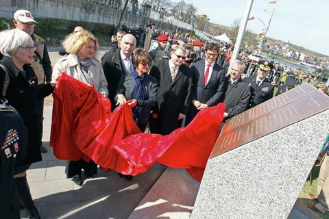 Das Rhine River Crossing Memorial wird enthüllt. Foto: hbz / Michael Bahr