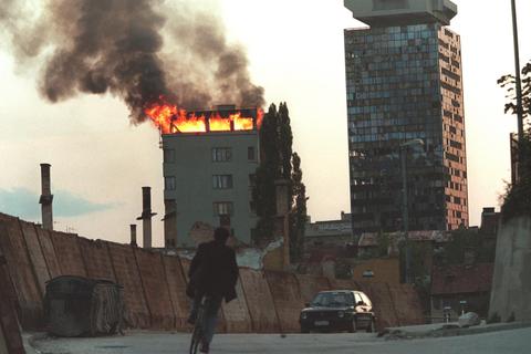 Die oberste Etage dieses Hochhauses brannte im Juni 1995, nachdem es von serbischen Brandbomben getroffen wurde. Serben riegelten Sarajevo seit dem 6. April 1992 für fast vier Jahre von der Außenwelt ab. Foto: Anja Niedrighaus/epa/dpa