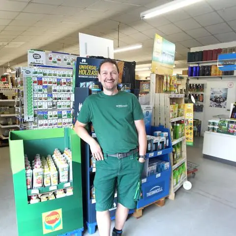 Seit etwas mehr als zwei Jahren führt Tobias Staiger die Geschäfte bei der Niersteiner Raiffeisen Warengenossenschaft. Der kleine Baumarkt und Landhandel mitten im Ortskern wirkt wie ein absoluter Gegenentwurf zu den modernen Heimwerkerpalästen auf der grünen Wiese – und existiert dennoch bereits seit 150 Jahren.
