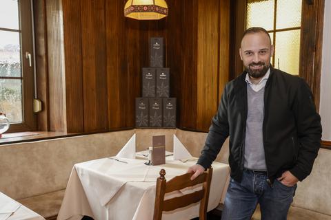 Vor einem Jahr hat Daniel Carlino das Traditionslokal "Winzerhaus" in Nierstein von seinen Eltern übernommen.