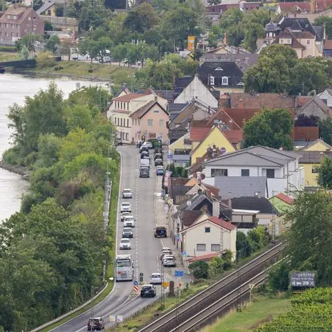 Das Niersteiner Rheinufer wird perspektivisch zur Großbaustelle werden. Geplant ist die Verlegung der B9, die derzeit noch durch den Ort verläuft, in einen Tunnel unter Stadt und Uferböschung. Von Mainz kommend, soll sich an etwa an dieser Stelle am Ortseingang die Einfahrt in den Tunnel, der sogenannte Trog, befinden.