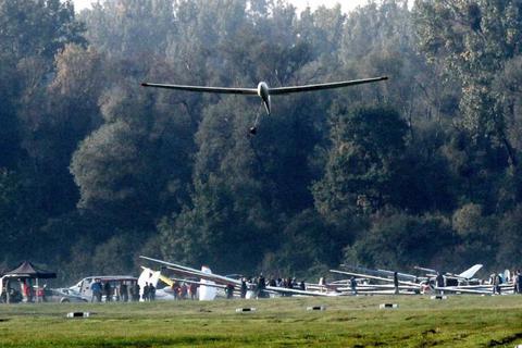 Bei traumhaftem Herbstwetter heben sich die Segelflieger von den Oppenheimer Wiesen in die Lüfte.Foto: hbz/Michael Bahr  Foto: hbz/Michael Bahr