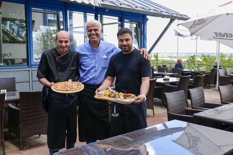 Das neue Küchenteam des „Panorama Restaurants“ auf der Oppenheimer Landskrone um Chef Abdulbaki Öz.  Foto: hbz/ Stefan Sämmer