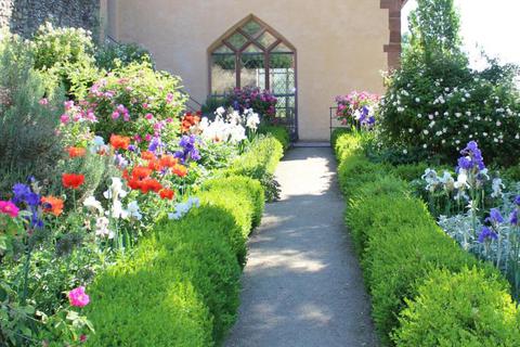 Aufgebaut wie ein mittelalterlicher Klostergarten ist das grüne Kleinod an der Katharinenkirche in Oppenheim.Foto: Gabriele Röber   Foto: Gabriele Röber 