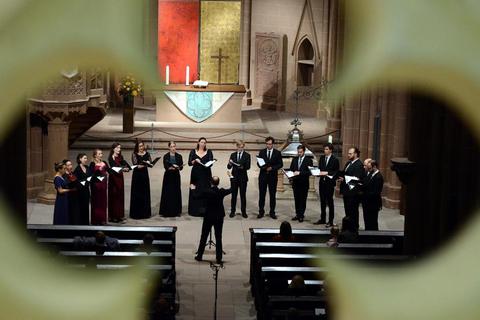 Bei der Messe von Frank Martin bringt das Arton Vocal Ensemble die Mauern der Katharinenkirche zum Schwingen. Foto: hbz/Harald Linnemann  Foto: hbz/Harald Linnemann