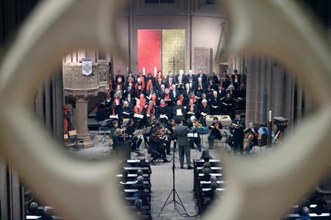 Kantor Ralf Bibiella leitete das Konzert: Die Kantorei St. Katharinen und die Churpfälzische Hofkapelle brillierten mit Händels „Messiah“. Foto: hbz/Michael Bahr