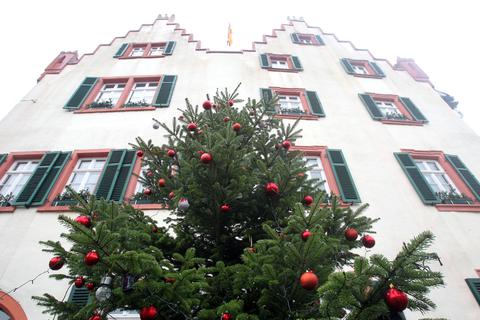 Zunächst unbeleuchtet präsentierte sich der Weihnachtsbaum vorm Oppenheimer Rathaus. Nun haben Bürger mit zwei Solar-Lichterketten nachgeholfen.   