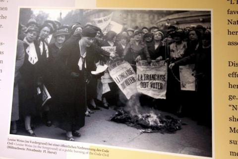 Das Plakat zeigt die öffentliche Verbrennung des Code Civil durch Louise Weiss (im Vordergrund) in Paris. Foto: hbz/Michael Bahr