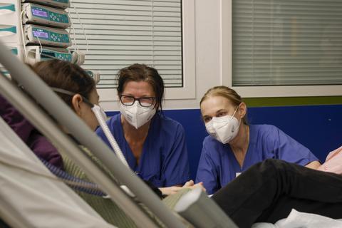 Dr. Claudia Martin (r.) und Katharina Engmann am Bett ihrer jungen Patientin Dina. Die Elfjährige leidet an einer sehr seltenen Autoimmunkrankheit, die die Lunge angreift.