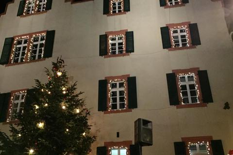 Nummer 22 steht offen: Das letzte Adventsfenster wurde am Rathaus von rund 300 Gästen beklatscht. Foto: Ulrich Gerecke