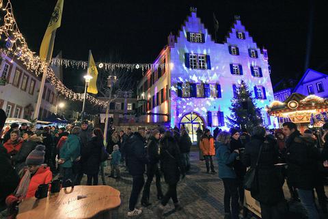 Immer wieder schön anzuschauen: der Oppenheimer Marktplatz im Weihnachtslichterglanz. Foto: hbz/Michael Bahr