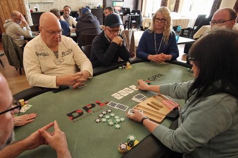 Bei diesem Turnier geht es um den Spaß am Pokern, nicht um Geld. Foto: hbz/Michael Bahr