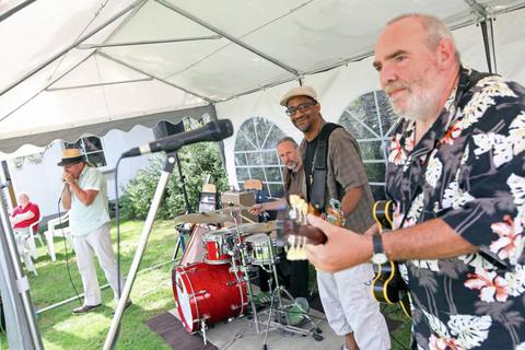 Die „Matchbox Bluesband“ spielt im Jugenheimer Weingut Schnell-Aisenbrey zum „Blues-Brunch“ .Foto: hbz/Michael Bahr  Foto: hbz/Michael Bahr