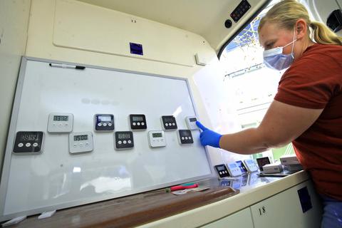 Helferin Michelle Buhl behält bei der Auswertung im Corona-Testfahrzeug Uhren und Schnelltests im Blick. Foto: hbz/Michael Bahr