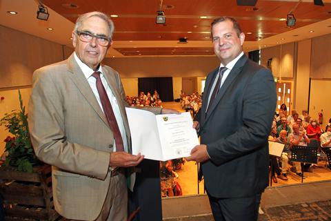 Im Juni 2022 erfolgte die offizielle Übergabe des VG-Bürgermeisteramtes von Klaus Penzer (l.) an Martin Groth im Rahmen einer öffentlichen Präsenz-Sitzung des VG-Rates. Der „Neue“ hat mit der Modernisierung der Verwaltung begonnen.