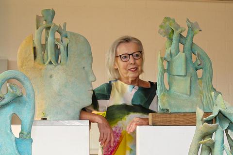 Die Künstlerin Hannelore Hilgert aus Horrweiler mit Skulpturen, die sie in der Corona-Pandemie geschaffen hat. Foto: Edgar Dausdistel