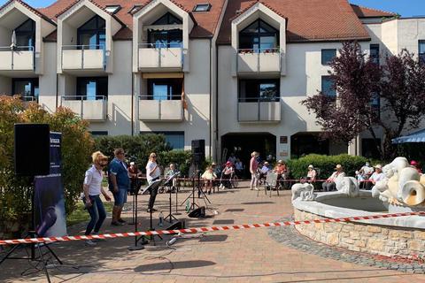 Die Sprendlinger Gesangsgruppe „Die Vorsänger“ trat im Hof des Ingelheimer Altenzentrums „Im Sohl“ auf. Foto: „Die Vorsänger“
