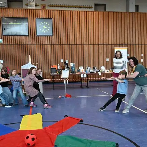 Tauziehen macht Spaß. Generationen spielen dabei keine Rolle.