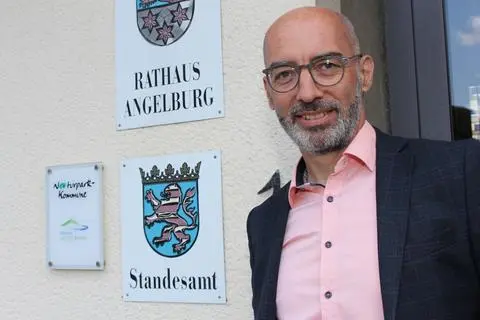 Jörg Schwarz an seinem neuen Arbeitsplatz. Am Donnerstag hat er das Bürgermeisteramt in Angelburg offiziell übernommen.