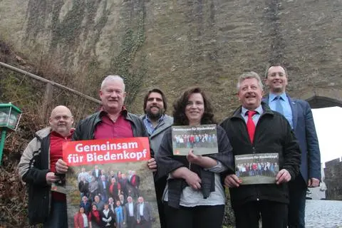 Das Biedenkopfer Schloss als gemeinsames Symbol für die Stadt und alle ihre Ortsteile hat sich das SPD-Team für ihr Wahlkampf-Foto ausgesucht. Unter dem Motto "Gemeinsam für Biedenkopf" ziehen die Sozialdemokraten in den Wahlkampf (von links): Ernst Möschet, Spitzenkandidat Jürgen Schneider, Christoph Schwarz, Britta Schlenkrich-Schwarz, Fritz Schlagowski und Joachim Thiemig. (Foto: Abbe)