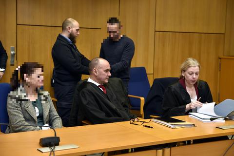Seit dem 25. Januar 2023 müssen sich ein Mann und eine Frau vor dem Marburger Landgericht verantworten. Sie sollen Drogen angebaut und Menschen zusammengeschlagen haben. Im Bild die Angeklagten (links und Dritter von links) mit ihren Verteidigern Peter Thiel und Ulrike Ristau sowie einem Justizbeamten.
