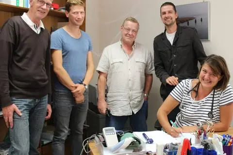 Das neue Ärzteteam für Holzhausen und Wallau „tickt“ medizinisch im Gleichtakt (von links): Caspar Friedrich Sieveking, Maurice Müller, Martin Bohe, Daniel Sieveking und Carmen Gonzalez-Aguilar.   Foto: Fain