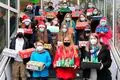 Mit ihren gebastelten Weihnachtskisten überraschen die Jugendlichen aus der Klasse 7G3 der Europaschule die Bewohner zweier Seniorenheime in Gladenbach.