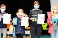 Die vier besten Vorleser aus der Jahrgangsstufe 6 der Europaschule Gladenbach: Finn Burk (von links), Lotta Koch, David Findling und Nele Jahn bekommen für ihre erfolgreiche Teilnahme am Wettbewerb Bücher und Urkunden.