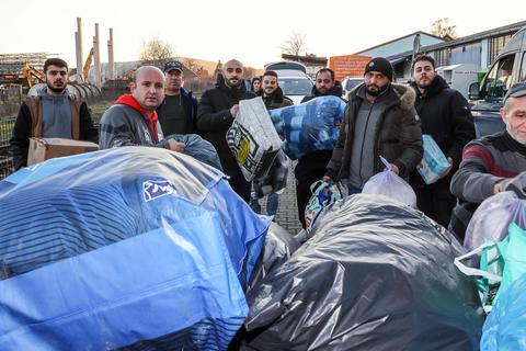 Zahlreiche Personen beteiligten sich bei der Firma Aksöz in Sterzhausen an der Spendensammlung für die Erdbebenopfer in der Türkei.