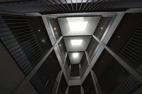 Der Bildarchiv-Neubau besticht durch klare geometrische Formen und ein interessantes Licht-Schatten-Spiel.