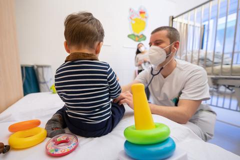 Die Ärzte in den Krankenhäusern behandeln derzeit viele Kinder wegen Atemwegserkrankungen.	
