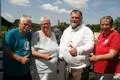 Mark Solomeyer (2. von rechts) freut sich auf den Start der Special Olympics Weltspiele. Gemeinsam mit seinen Eltern Siegfried und Regina sowie seiner Frau Iris (von links) fiebert der Nationale Athletensprecher und Vizepräsident von Special Olympics Deutschland dem Beginn der Spiele in Berlin entgegen. Das Bild entstand auf der Familienterrasse in Holzheim. Im Hintergrund die Burg Ardeck.