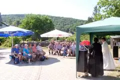 Abschlussgottesdienst beim Johannispilgern im Brühl mit Pastoralreferent Benedikt Beger und Pfarrerin Agnes Schmidt-Köber.