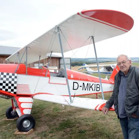 Volker Bitterer präsentiert seinen selbst gebauten Doppeldecker Typ Kiebitz bei den Tagen der offenen Tür auf dem Flugplatz des Flugsportclubs Aarbergen.