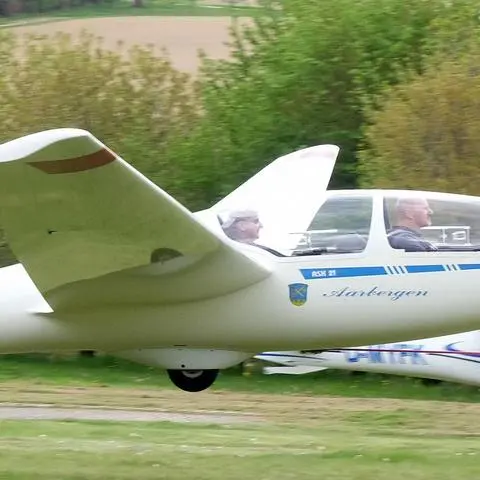 Markus Lenke und Daniel Hopkins starten auf dem Flugplatz in Michelbach ihren Rundflug.