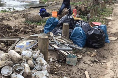 Sandra Foth sieht die Trümmer nicht als Müll. Nur was man wegwerfe sei Müll und nicht, was einem genommen werde, erklärt die Hausenerin. Foto: Familie Foth