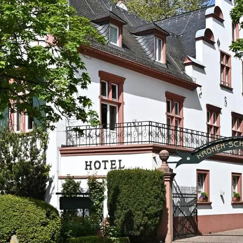 Im Mai 2021 hatten Polizei und Staatsanwaltschaft Ermittlungen wegen Betruges in Zusammenhang mit einem Weindiebstahl im Hotel Schloss Kronenschlösschen in Hattenheim aufgenommen.Diese wurden nun eingestellt.