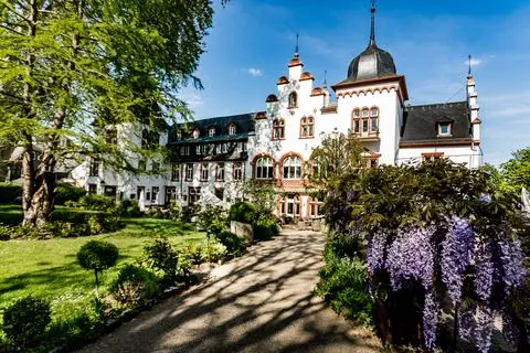 Im Januar 2021 sorgte ein spektakulärer Weindiebstahl im Eltviller „Kronenschlösschen“ mit hohem Schaden für Schlagzeilen. Drei Jahre später stehen die Täter fest. 