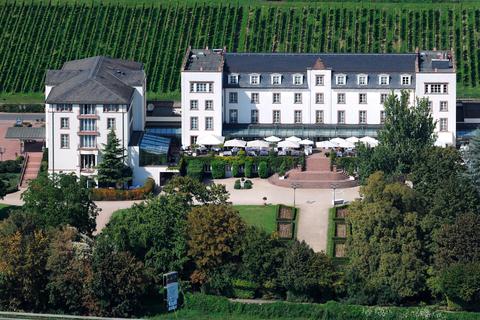 Seit fünf Monaten dient das Hotel Schloss Reinhartshausen als Flüchtlingsunterkunft. Ende September läuft nun der Vertrag mit dem Rheingau-Taunus-Kreis aus. Archivfoto: DigiAtel/Heibel 