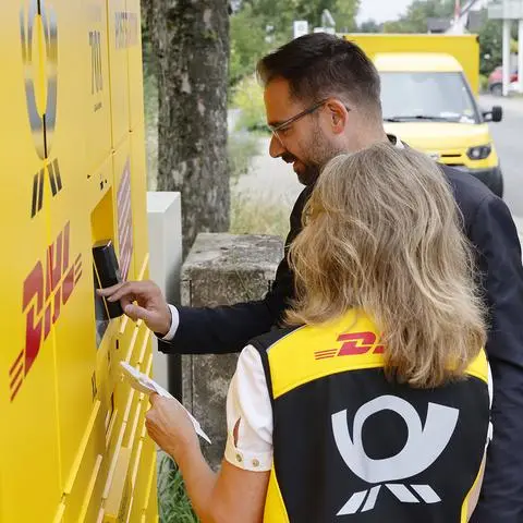 Die Suche nach dem Standort der neuen Poststation in Marienthal nahm den Angaben nach etwa ein halbes Jahr in Anspruch. Gewählt wurde eine Stelle, an der es Parkplätze gibt und möglichst keine Anwohner gestört werden.