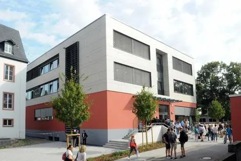 Der Neubau der katholischen Privatschule St. Ursula-Schule in Geisenheim ist jetzt offiziell vom Limburger Bischof eingeweiht worden. Foto: RMB/Heinz Margielsky  Foto: RMB/Heinz Margielsky